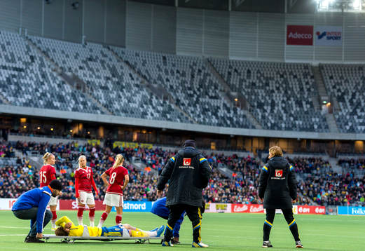 Sveriges Hanna Folkesson blir utburen på bår med hjälp