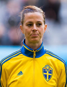 Sveriges Lotta Schelin innan fotbollslandskampen mellan