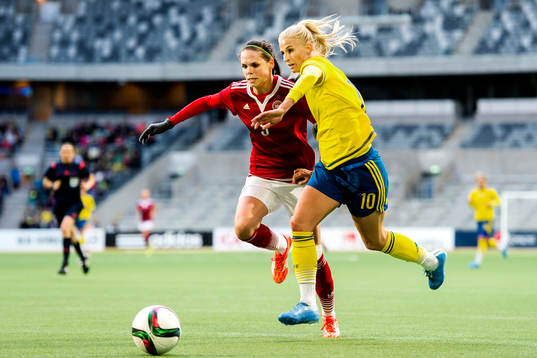 Sveriges Sofia Jakobsson i en närkamp med Danmarks Simone