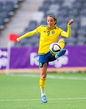 Sveriges Kosovare Asllani tar ner bollen