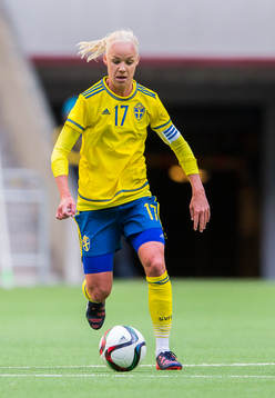 Sveriges Caroline Seger med bollen