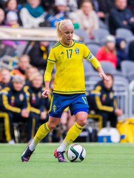 Sveriges Caroline Seger med bollen