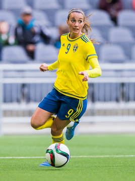 Sveriges Kosovare Asllani med bollen