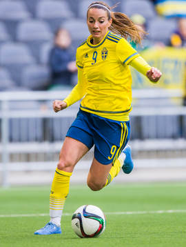 Sveriges Kosovare Asllani med bollen