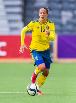 Sveriges Lina Nilsson med bollen