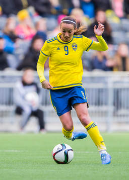 Sveriges Kosovare Asllani med bollen