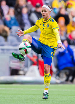 Sveriges Sara Thunebro med bollen