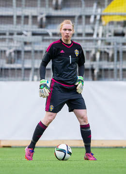 Sveriges målvakt Hedvig Lindahl med bollen