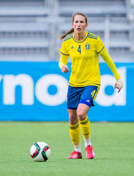 Sveriges Emma Berglund med bollen