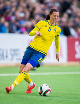 Sveriges Lotta Schelin med bollen