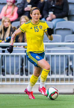 Sveriges Therese Sjögran med bollen
