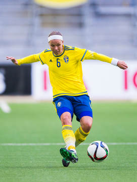 Sveriges Sara Thunebro med bollen