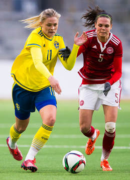 Sveriges Fridolina Rolfö i kamp om bollen med Danmarks