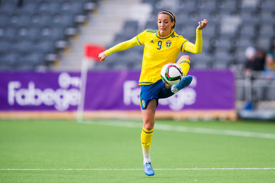 Sveriges Kosovare Asllani tar ner bollen