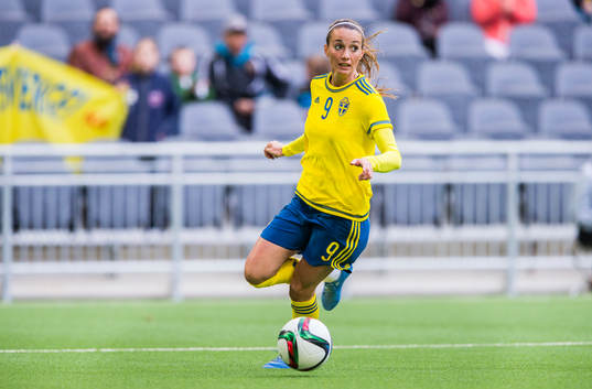 Sveriges Kosovare Asllani med bollen