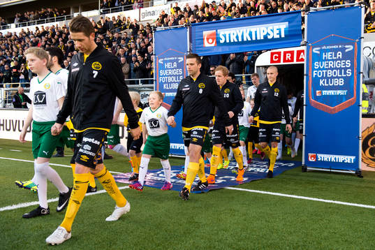 Lagen går in på planen innan fotbollsmatchen i