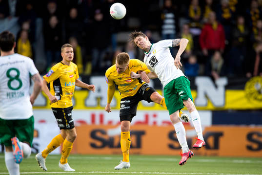 Elfsborgs Per Frick i nickduell med Hammarbys Birkir Már