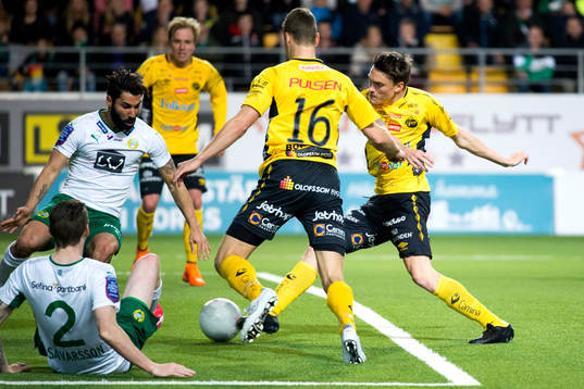 Elfsborgs Lasse Nilsson skjuter mot mål