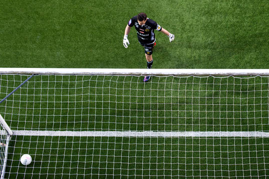 Elfsborgs målvakt Kevin Stuhr - Ellegaard hämtar bollen i
