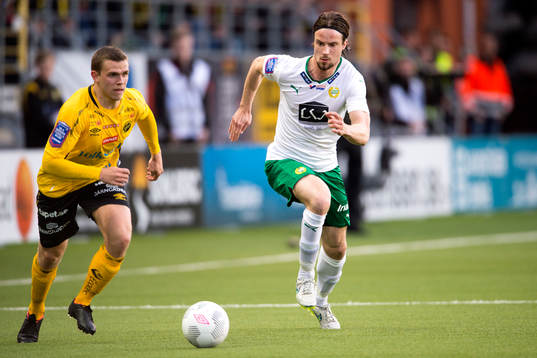 Elfsborgs Jesper Manns jagas av Hammarbys Linus Hallenius