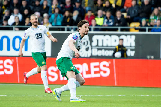 Hammarbys Linus Hallenius jublar
