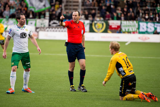 Hammarbys Johan Persson irriterad på Domaren Jonas Eriksson