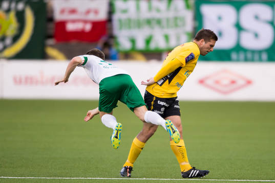 Hammarbys Måns Söderqvist får en flygtur av Elfsborgs