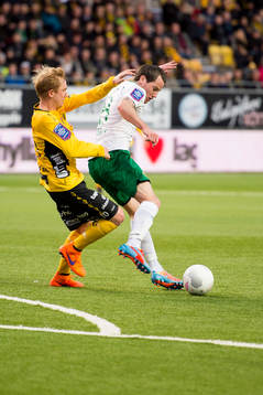 Kamp mellan Hammarbys Johan Persson och Elfsborgs Simon