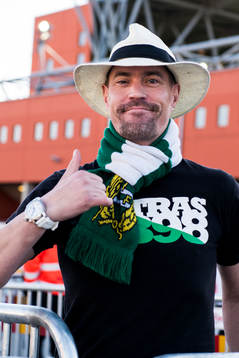 Hammarbys supporter utanför arenan innan fotbollsmatchen i