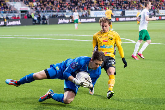 Hammarbys målvakt Johannes Hopf tar bollen framför