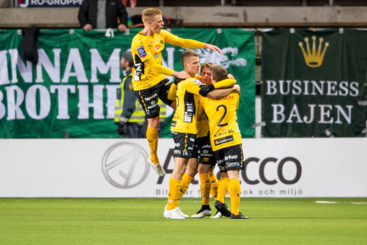 Elfsborgs Simon Hedlund (mitt i bild) jublar