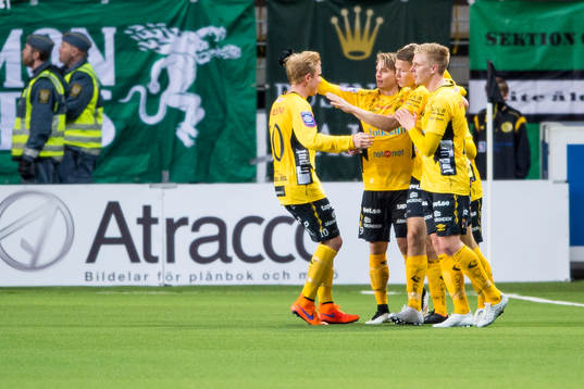 Elfsborgs Simon Hedlund (mitt i bild) jublar