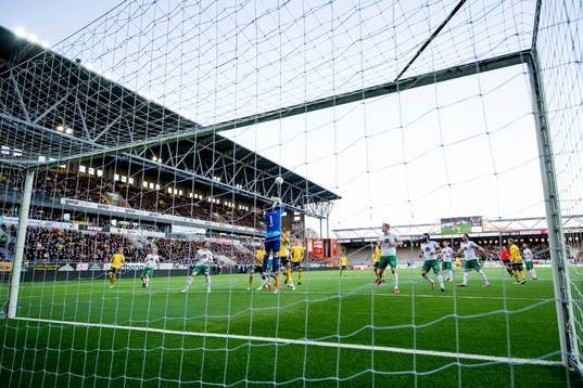 Hammarbys målvakt Johannes Hopf boxar undan bollen