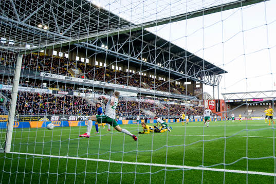 Hammarbys Lars Saetra räddar bollen