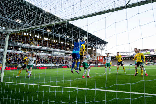 Hammarbys målvakt Johannes Hopf boxar undan bollen