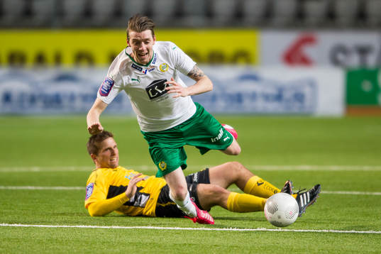 Hammarbys Fredrik Torsteinbö dras omkull av Elfsborgs