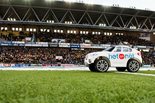 NetonNet levererar matchbollen med radiostyrd bil i