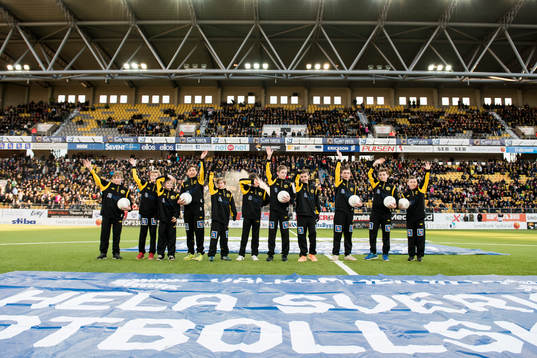 Bollpojkar innan fotbollsmatchen i Allsvenskan mellan