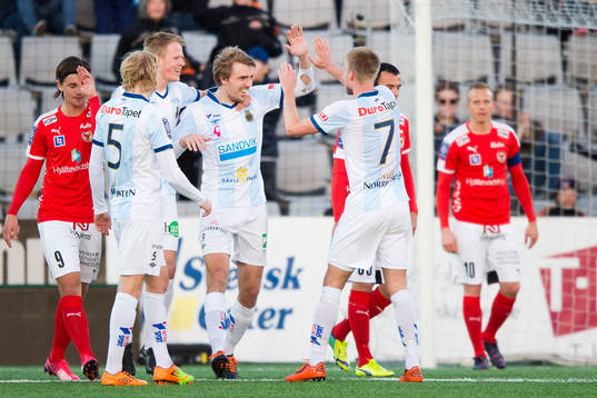 Gefles Johan Oremo (m) gör 2-0 och jublar med Jacob