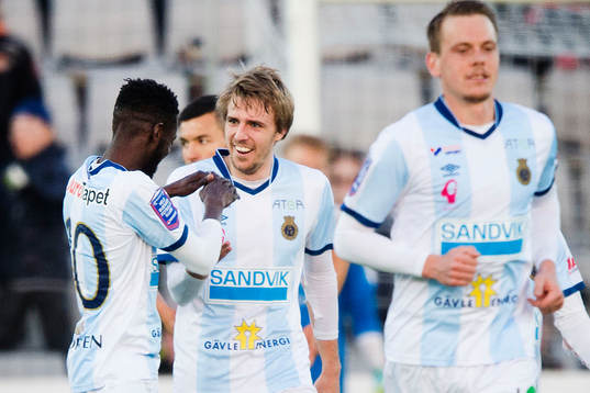 Gefles Johan Oremo gör 2-0 och jublar med Dioh Williams
