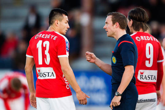 Kalmars Emin Nouri diskuterar med domare Kristoffer Karlsson