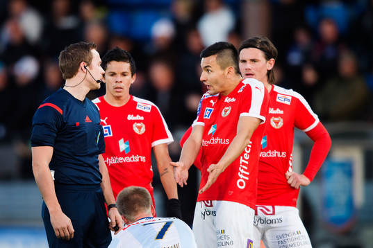 Kalmars Emin Nouri diskuterar med domare Kristoffer Karlsson