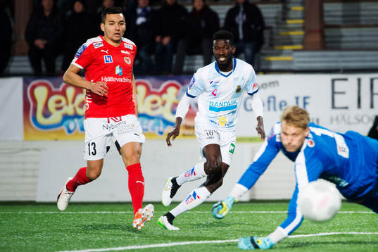 Gefles Dioh Williams mot Kalmars Emin Nouri  och målvakt