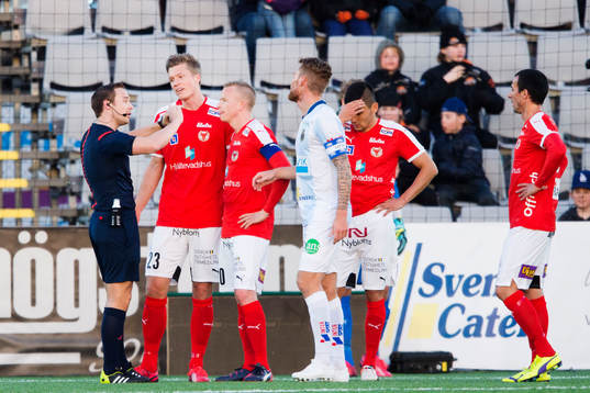 Kalmars spelare med Viktor Elm och Tobias Eriksson längst