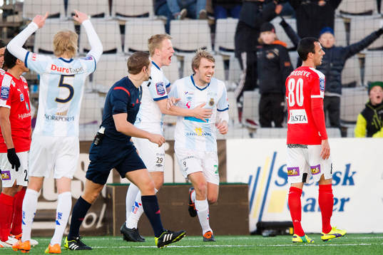 Gefles Johan Oremo  gör 2-0 och kramas om av Martin