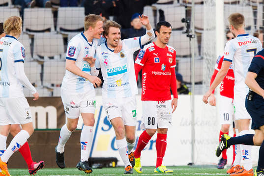 Gefles Johan Oremo (m) gör 2-0 och jublar med Jacob