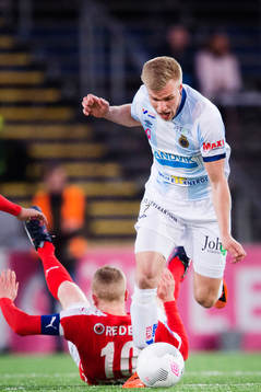Gefles Robin Nilsson hoppar över Kalmars Tobias Eriksson