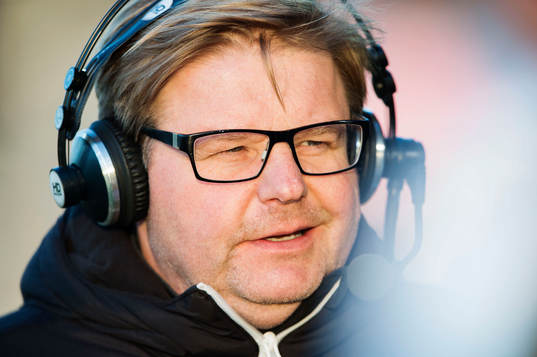 Kalmars tränare Peter Swärdh blir intervjuad av TV
