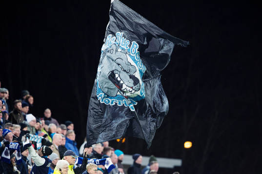 Gefles supportrar håller upp en flagga