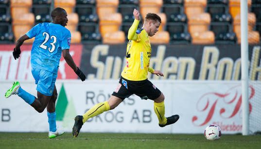Mjällbys David Löfquist friläge med Athletic Omar Jawo